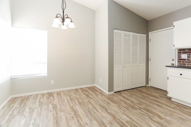 Foto del edificio - 4722 Checker Way