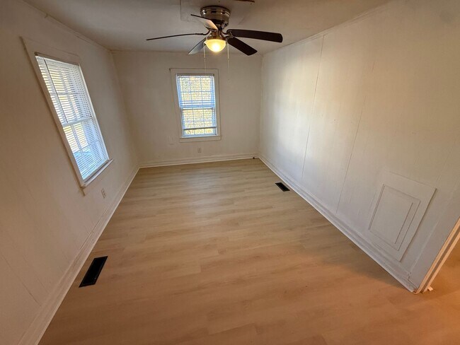 Foto del edificio - Charming and Affordable Home on quiet street (2 bedroom/1 bath)