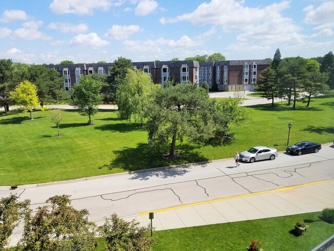 Foto del edificio - 400 Ascot Dr