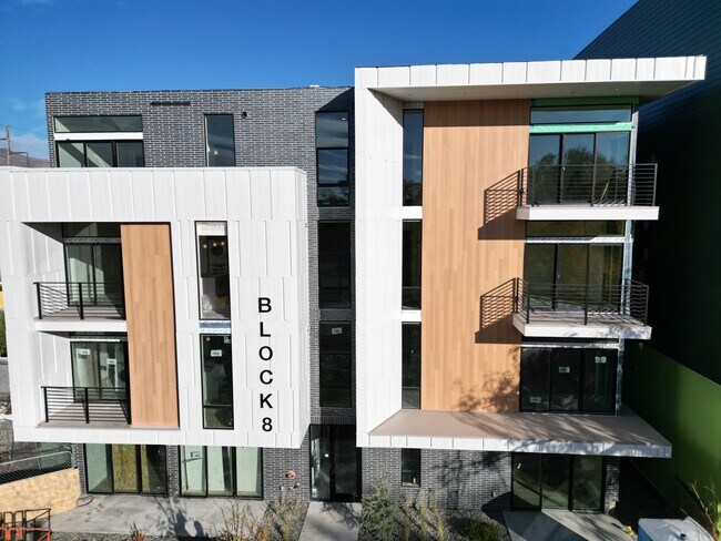 Foto del edificio - Block 8