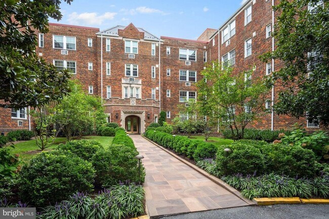 Foto del edificio - Spacious 1BR/1BA in Fabulous Cathedral Hei...