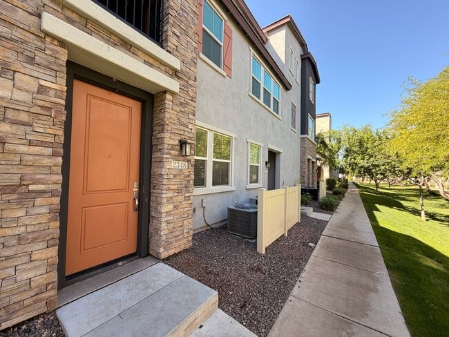 Photo - Spacious 3 Bedroom, 2.5 Bath Phoenix Townhome with *New Floors* + *NEW* Paint!