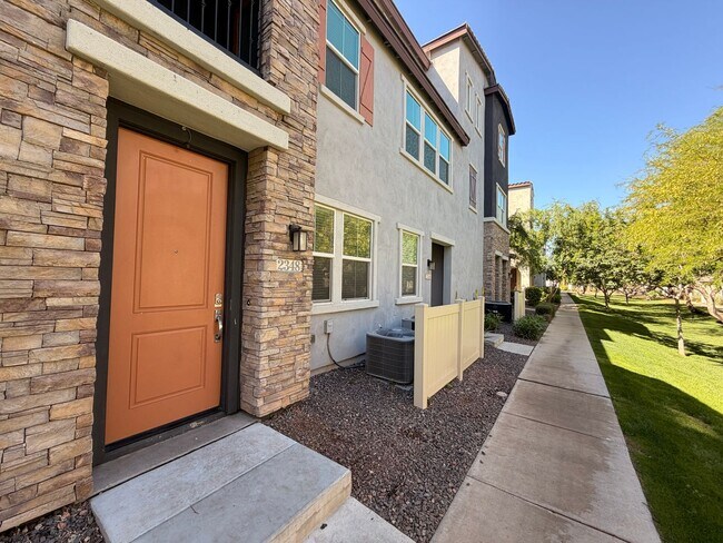 Foto del edificio - Spacious 3 Bedroom, 2.5 Bath Phoenix Townhome with *New Floors* + *NEW* Paint!