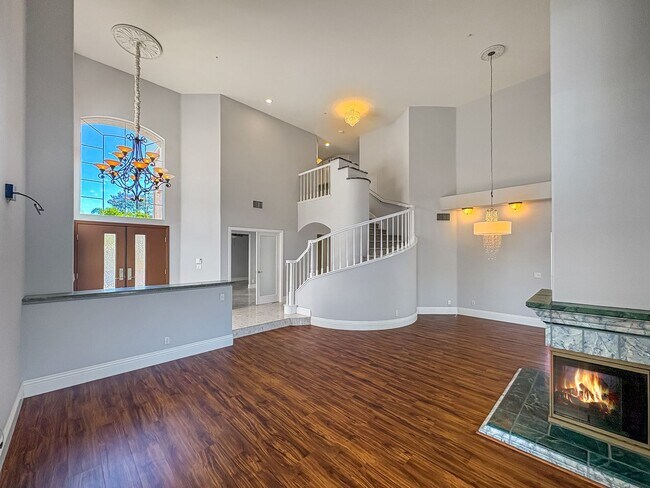 Building Photo - Spacious 4B/3BA Home with Scenic Views and...