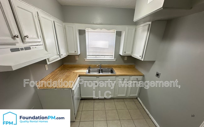 Building Photo - 2102 Vollintine Ave