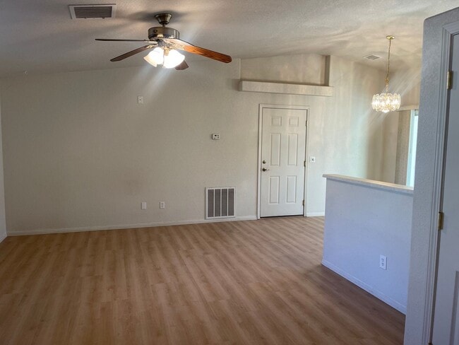 Foto del edificio - Occupied - 2 bedroom 2 bath in Aspen Shadows Contact Property Pros Property Management for more d...