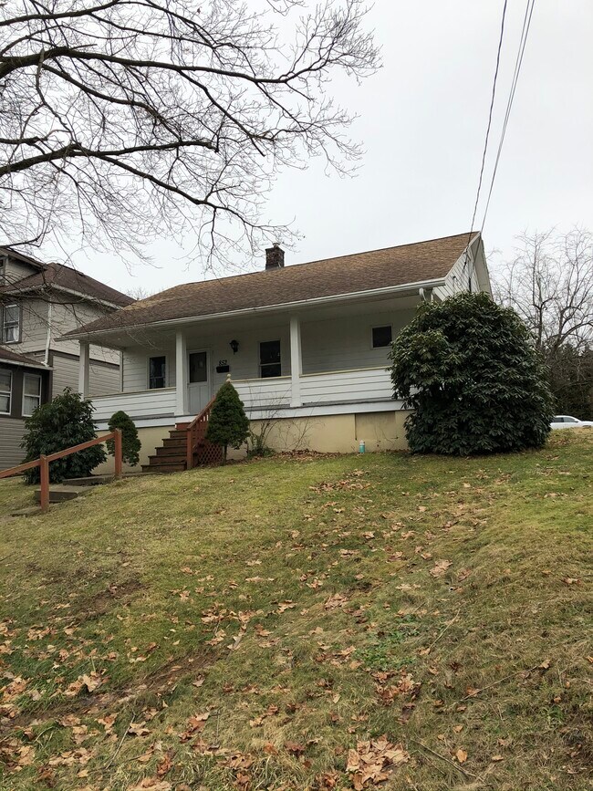 Building Photo - 852 East Ave