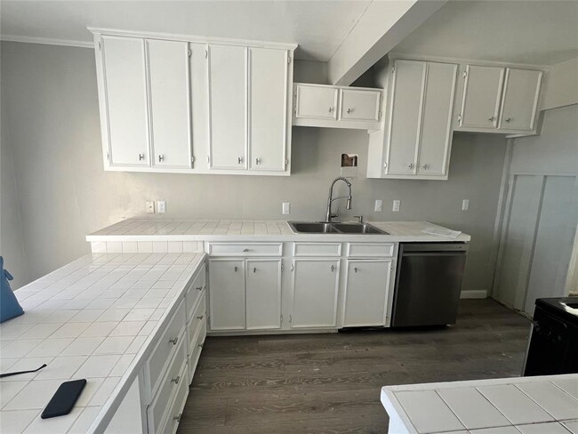 Building Photo - 1704 Laurel Oaks Dr