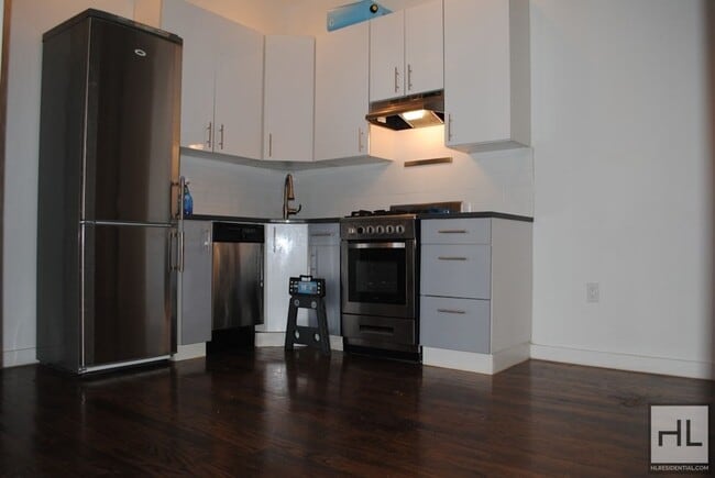 Foto del edificio - EASTERN PARKWAY / NO FEE / Spacious 2-Bed 1-Bath Crown Heights / Prospect Park