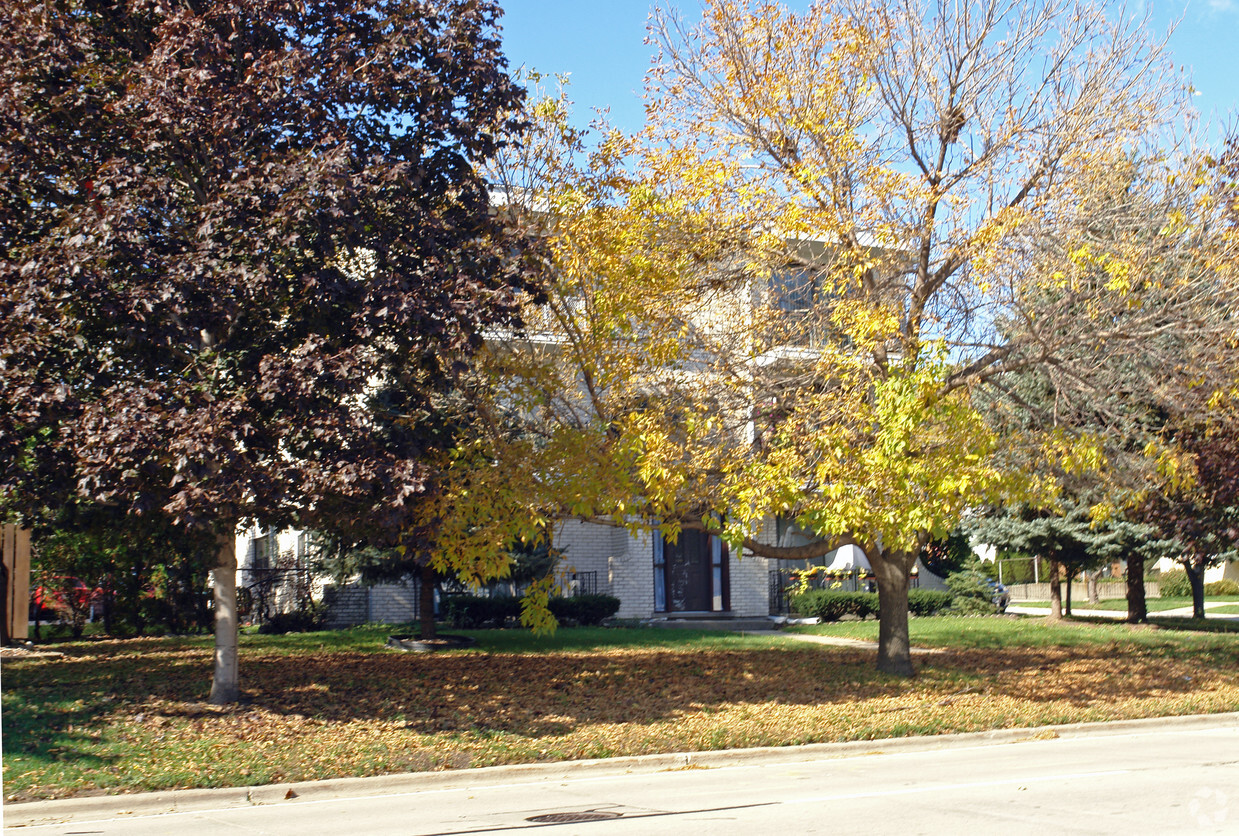 Building Photo - 8940 S Roberts Rd