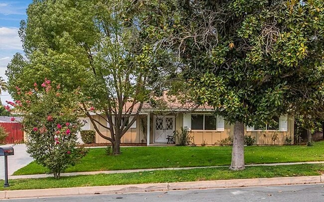 Building Photo - 825 Banyan Dr
