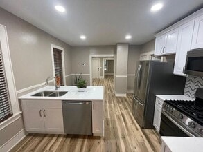 Building Photo - 946 Sigsbee St SE