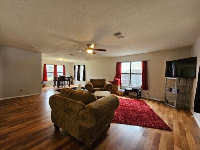 Building Photo - 4Br 2.5Bath