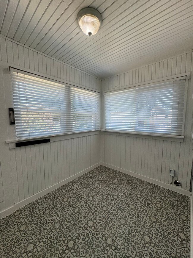 Building Photo - Freshly Updated 2 bed 1 bath house with fe...