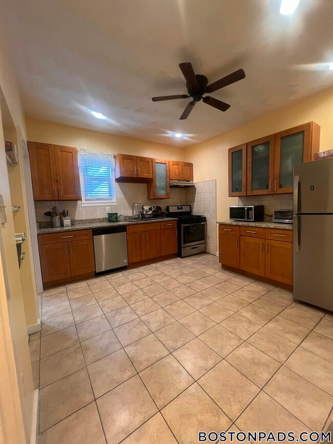 Building Photo - 816 River St