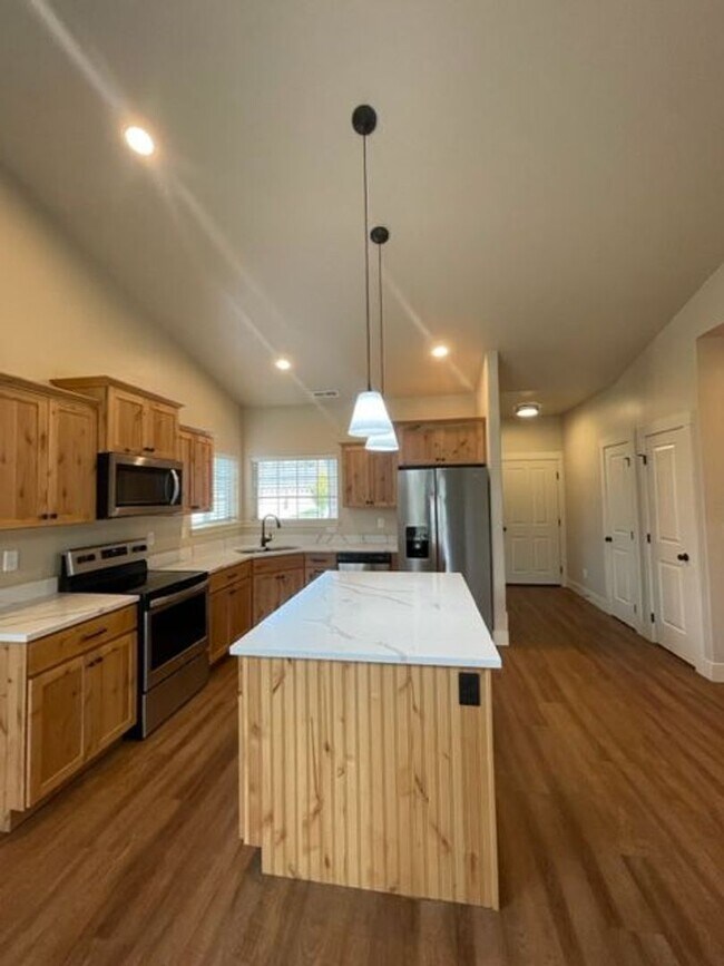 Foto del edificio - Golf Course Living on Village Greens-  Bedroom plus Den/2 Bath Single Story with 2 Car Garage