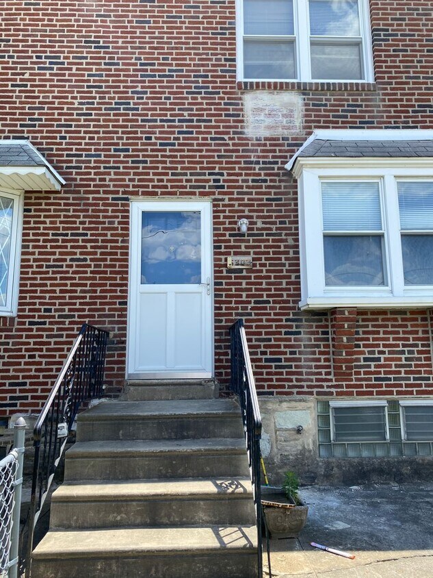 Foto principal - 3 Bedroom and 1 bathroom Row House Availab...