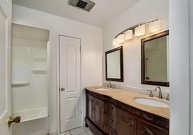 Building Photo - Two Bedroom 1.5 Bath Townhome