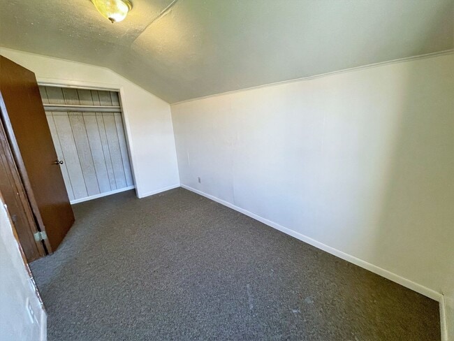 Building Photo - 122 W 9th Ave