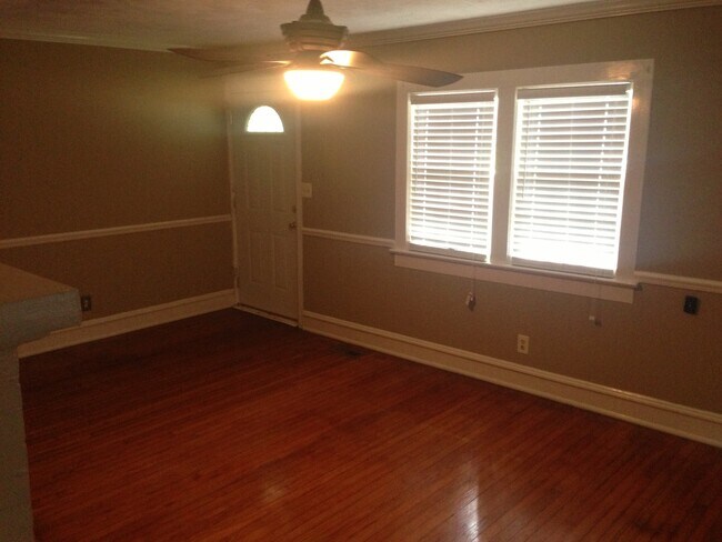 Building Photo - 818 E 9th St