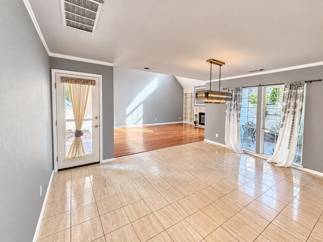 Building Photo - 760 Lake Front Dr