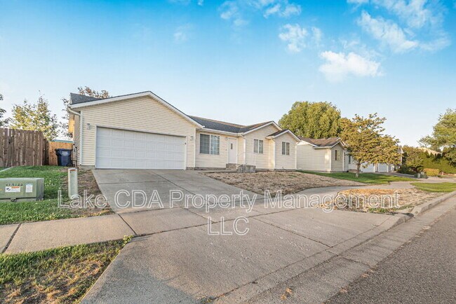 Building Photo - 321 E Acorn Ave