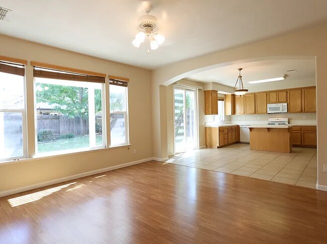 Foto del edificio - New Renovation* Prestigious Spacious 4 Bedroom