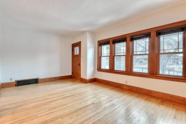 Building Photo - 5113 W Wisconsin Ave