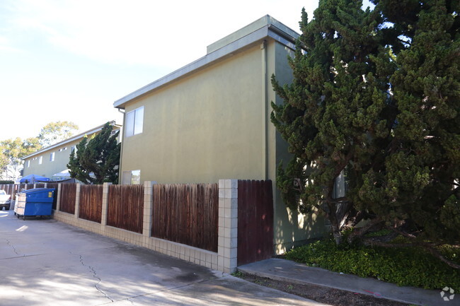 Building Photo - Carriage House Apartments