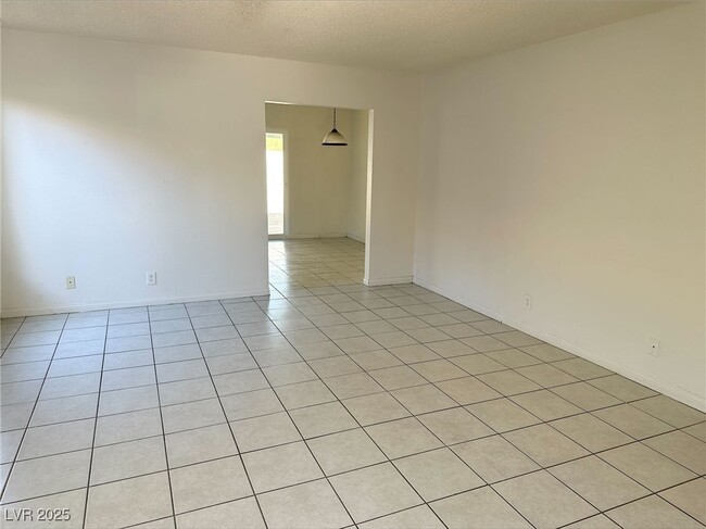 Foto del edificio - 5436 Burkshire Dr
