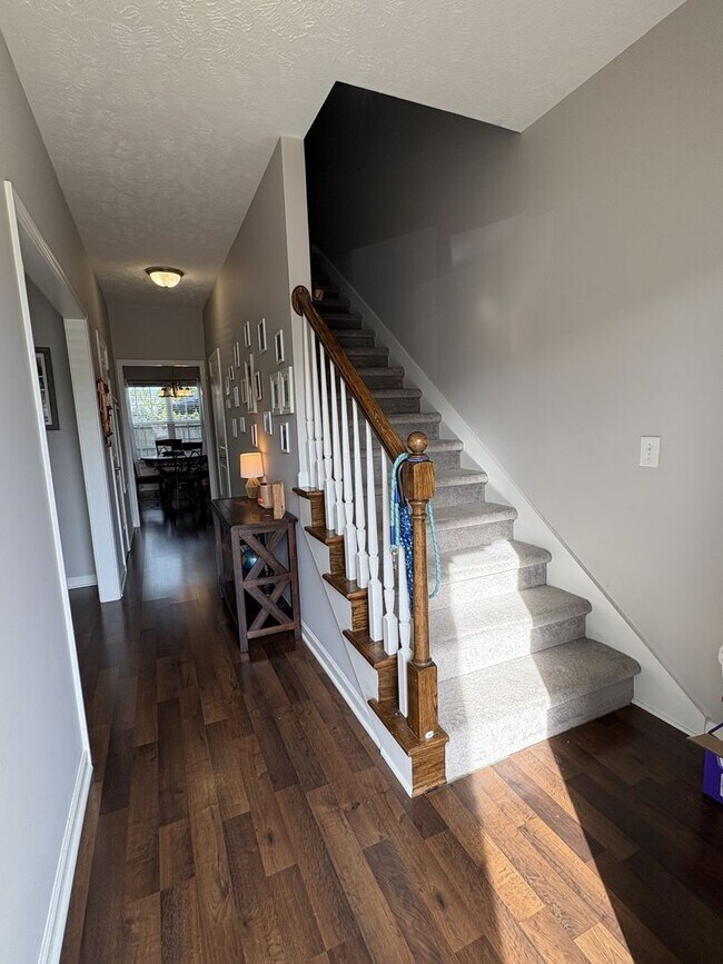 Building Photo - Upscale Townhome Near I-24