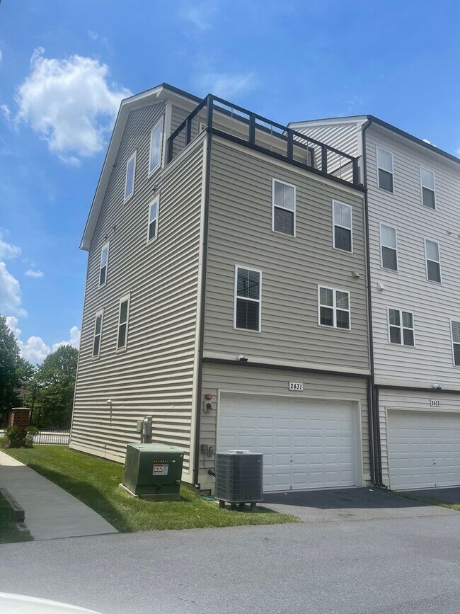 Foto del edificio - END UNIT TOWNHOUSE LOCATED ACROSS FROM GLE...