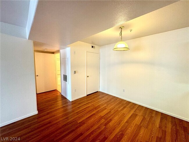 Foto del edificio - 950 Seven Hills Dr