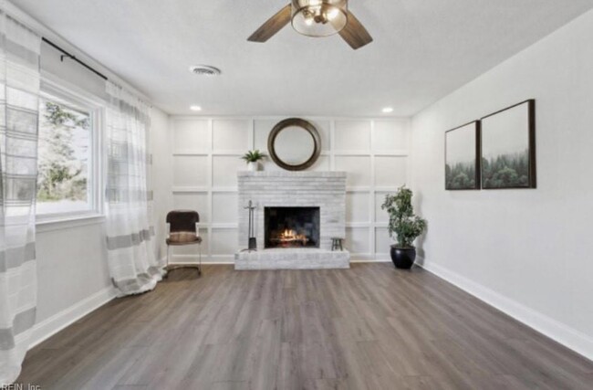 Living Room - 121 Thrasher Rd