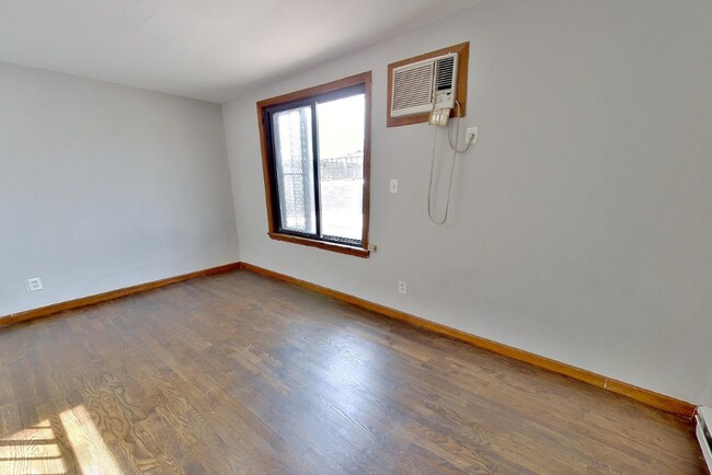 Building Photo - 410 E 13th St