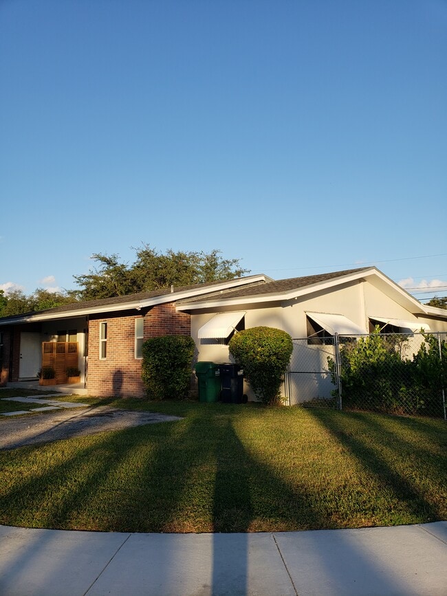 Front entrance - corner - 11557 SW 81st Rd