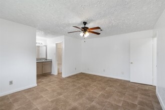 Building Photo - 1666 Meadow Green Dr