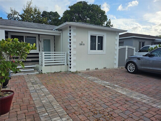 Foto del edificio - 5816 SW 9th St