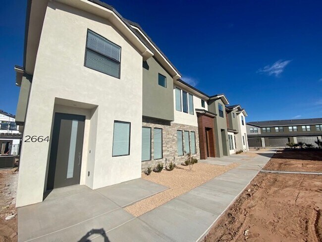 Building Photo - DARLING TOWNHOME FOR RENT!