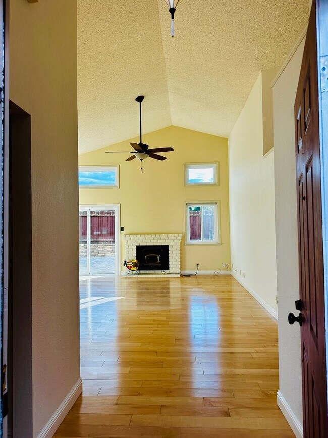 Foto del edificio - Single Story Court location