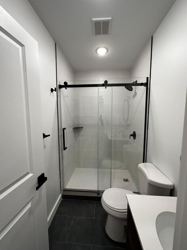 Building Photo - Renovated 2BR/2BA w/ Private Yard, Porch & In-Unit Laundry