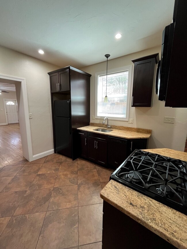 Building Photo - 185 Lodi Way