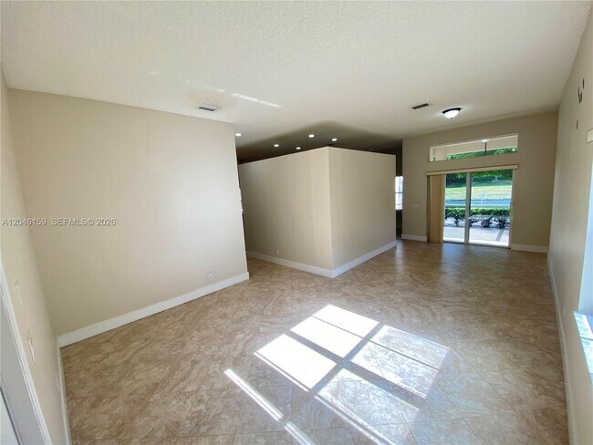 Foto del edificio - 837 Tanglewood Cir