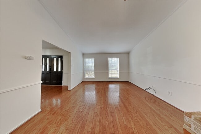 Foto del edificio - 2137 Parkdale Dr