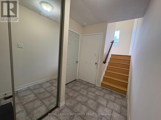Building Photo - 2415-2415 Southvale Crescent