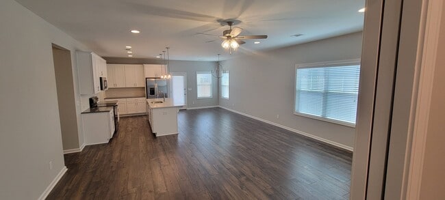 Building Photo - BEAUTIFUL HOME in the Desirable Hedgefield subdivision in Prattville.