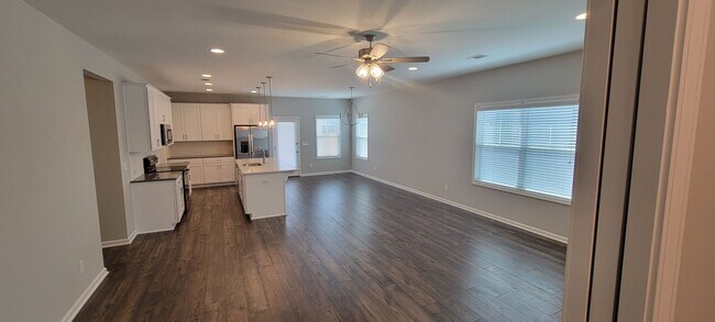 Foto del edificio - BEAUTIFUL HOME in the Desirable Hedgefield subdivision in Prattville.