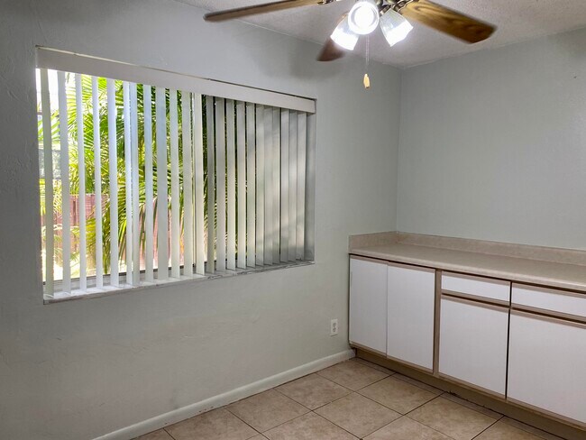 Building Photo - 2116 Sherwood Forest Blvd