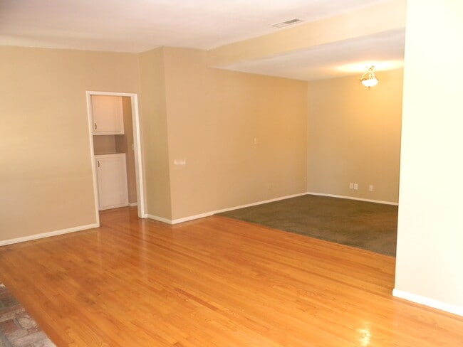 Foto del edificio - 1342 E Maple Ave