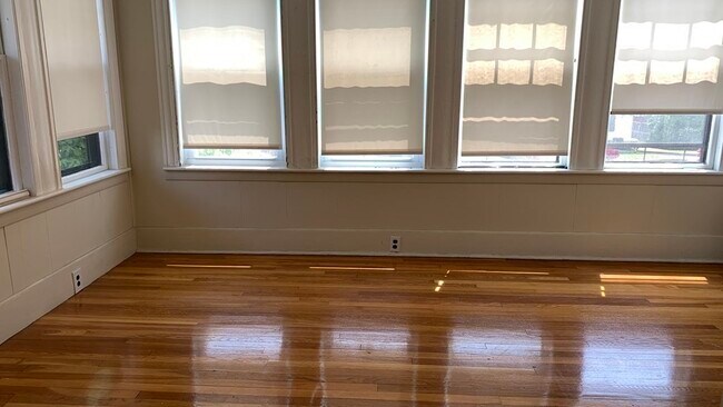 Building Photo - 529 Pleasant St